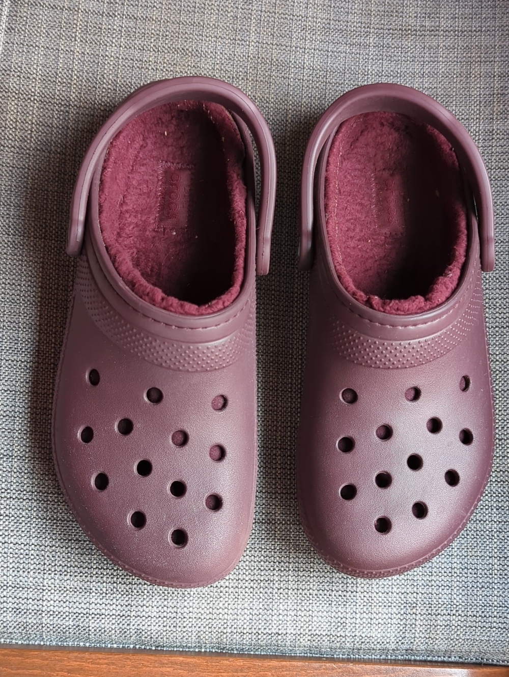 🩴❤️💜Women's Cozy Slip-On Clog in Burgundy Crocs size 11 (Men's size 9) 🩴❤️💜